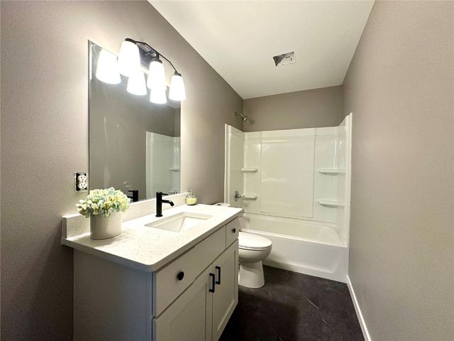 914 Juneberry Drive, Palo, IA 52324