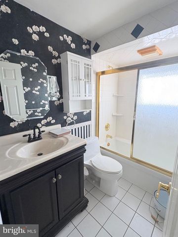 155 LOCUST AVE W, Hamilton, NJ 08610