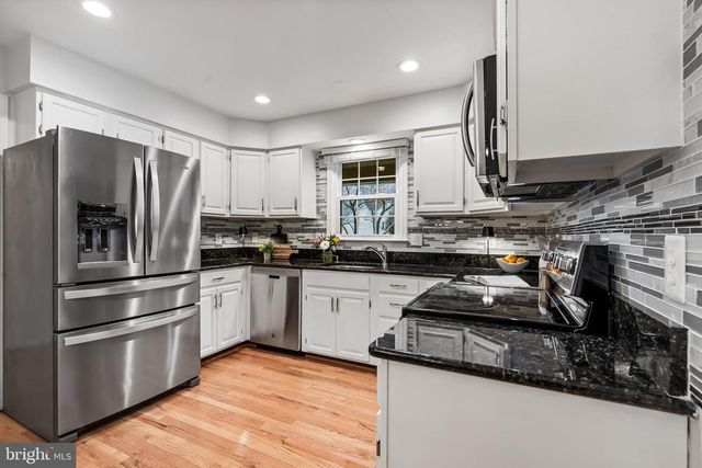 7921 OAK HOLLOW LN, Fairfax Station, VA 22039