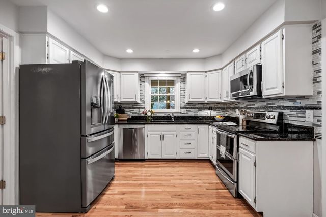 7921 OAK HOLLOW LN, Fairfax Station, VA 22039