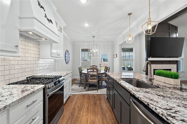 2030 Larry Lane, Bentonville, AR 72713
