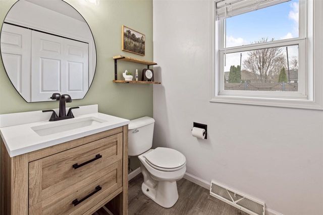 498 WINDROSE COURT, Green Bay, WI 54311