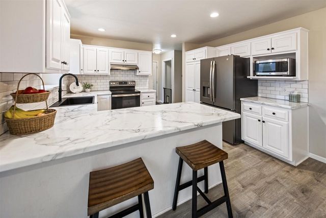 498 WINDROSE COURT, Green Bay, WI 54311