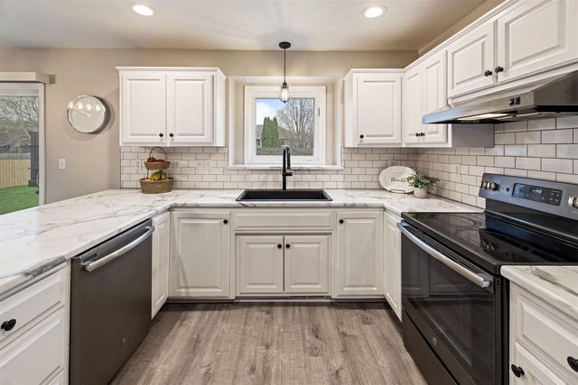 498 WINDROSE COURT, Green Bay, WI 54311