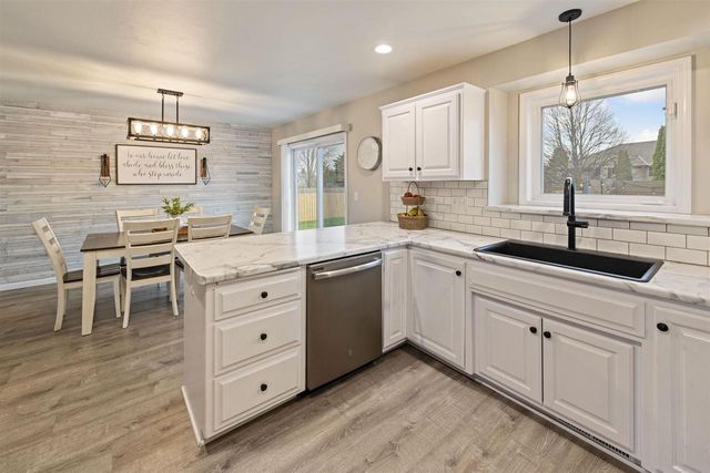 498 WINDROSE COURT, Green Bay, WI 54311