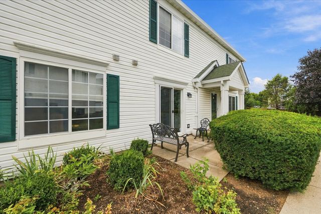 689 Fieldcrest Drive B, South Elgin, IL 60177