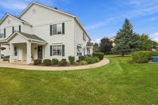 689 Fieldcrest Drive B, South Elgin, IL 60177