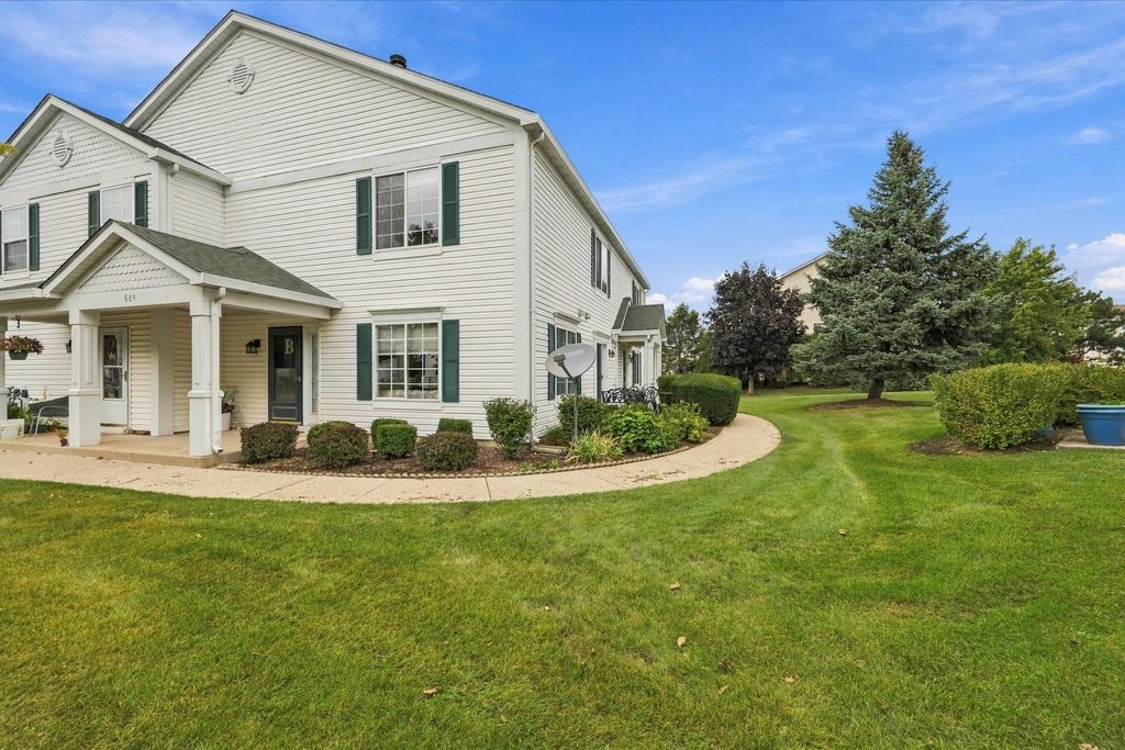 689 Fieldcrest Drive B, South Elgin, IL 60177