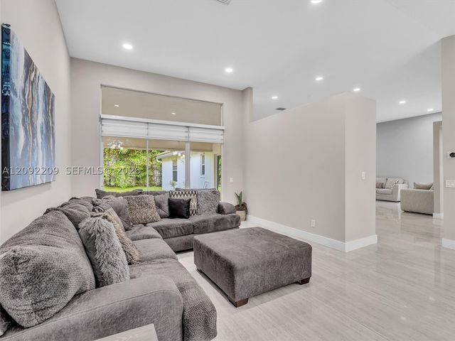 716 Lake Blvd 716, Weston, FL 33326
