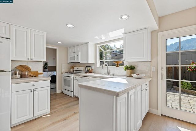 18 18 Miramonte Dr, Moraga, CA 94556