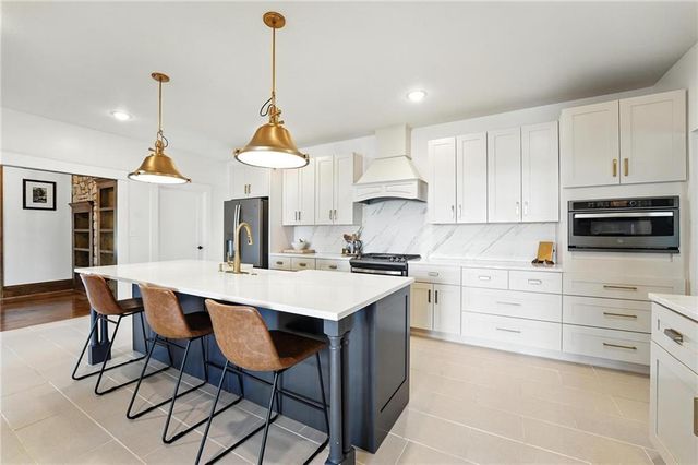 24730 Tontine Road, Kansas City, KS 66109