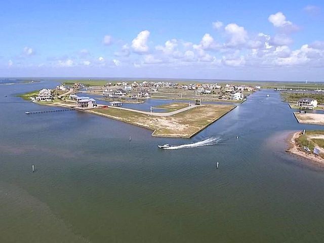 18 Half Moon, Hitchcock, TX 77563
