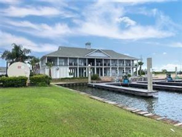 18 Half Moon, Hitchcock, TX 77563
