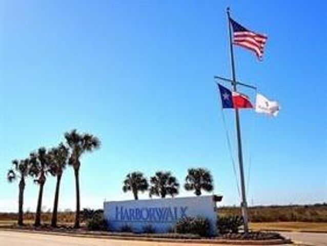 18 Half Moon, Hitchcock, TX 77563