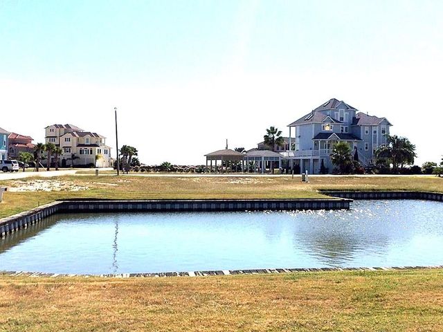 18 Half Moon, Hitchcock, TX 77563