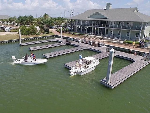 18 Half Moon, Hitchcock, TX 77563