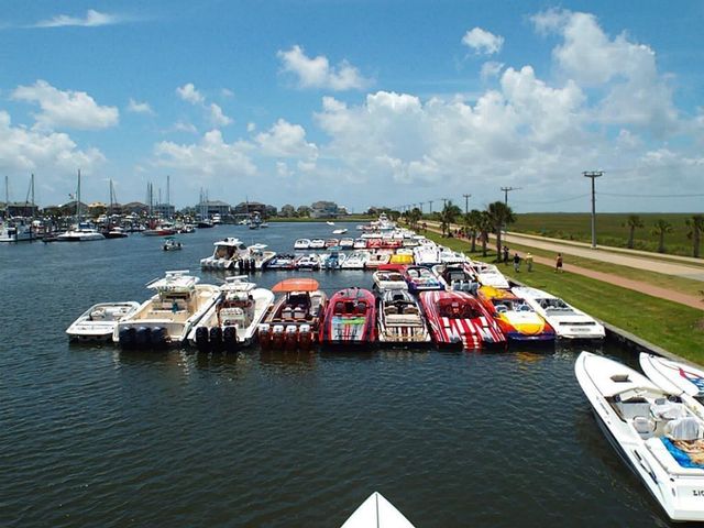 18 Half Moon, Hitchcock, TX 77563