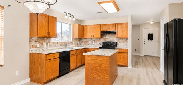 7630 PRESIDIO CRK, Boerne, TX 78015