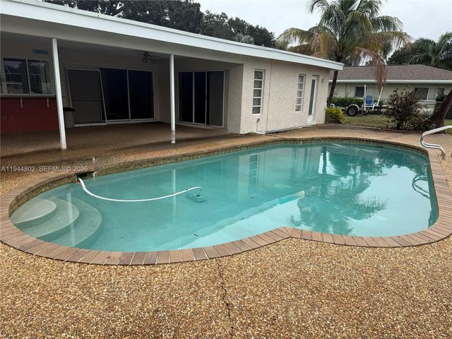 5940 SW 18th St, Plantation, FL 33317