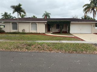 5940 SW 18th St, Plantation, FL 33317