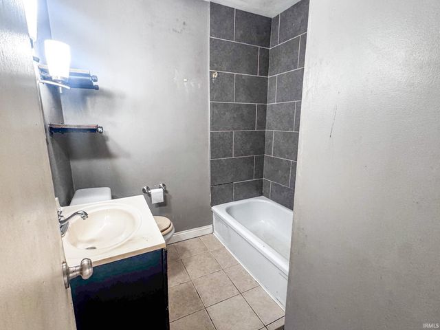 827 Allens Lane, Evansville, IN 47710