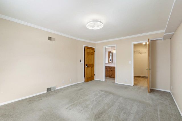 8500 S Parknoll DRIVE, Oak Creek, WI 53154