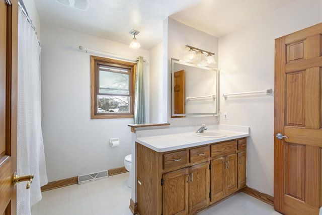 8500 S Parknoll DRIVE, Oak Creek, WI 53154