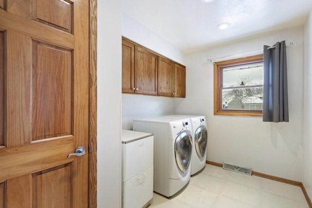 8500 S Parknoll DRIVE, Oak Creek, WI 53154