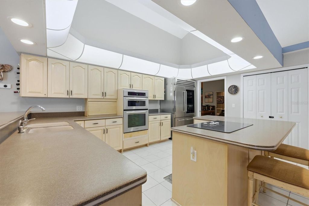 Image 11 of property listing at 1711 BAYSHORE DRIVE, Englewood, FL 34223