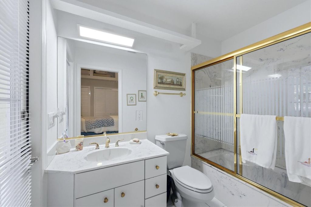 Image 24 of property listing at 1711 BAYSHORE DRIVE, Englewood, FL 34223