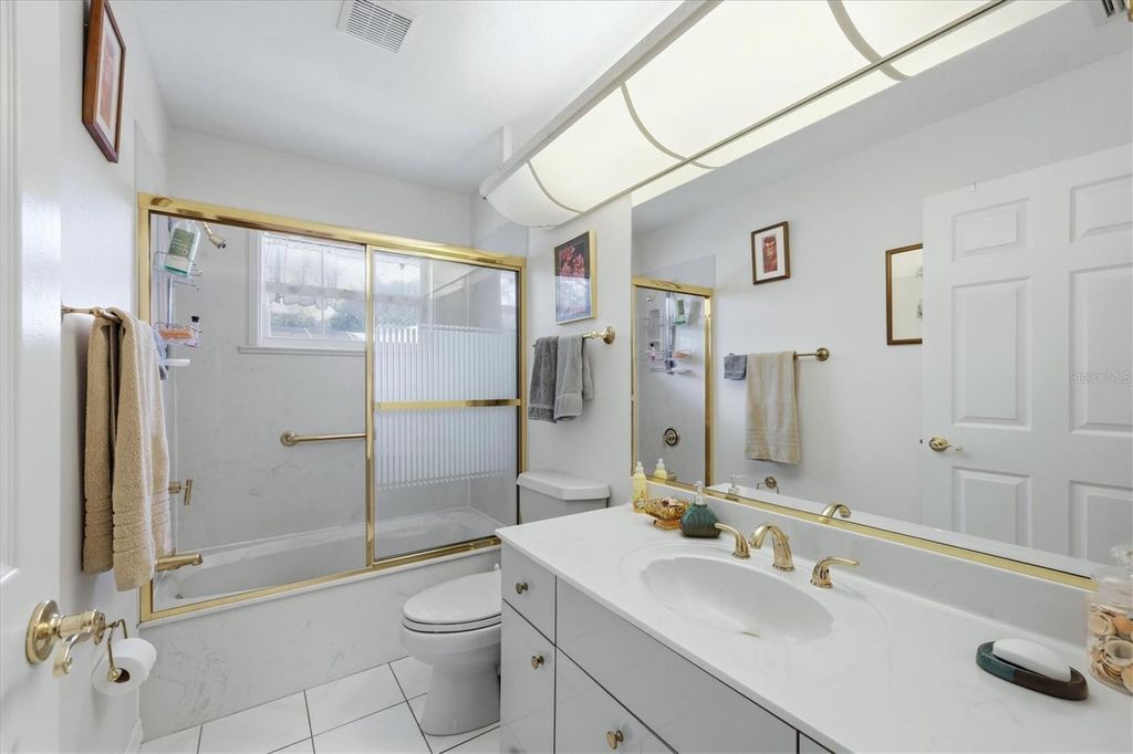 Image 26 of property listing at 1711 BAYSHORE DRIVE, Englewood, FL 34223