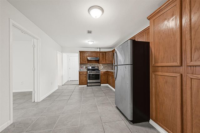 715 N 1st Street, Baytown, TX 77520