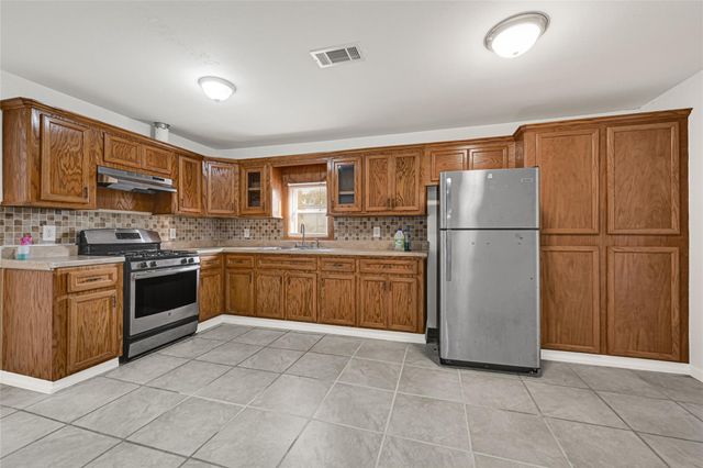 715 N 1st Street, Baytown, TX 77520