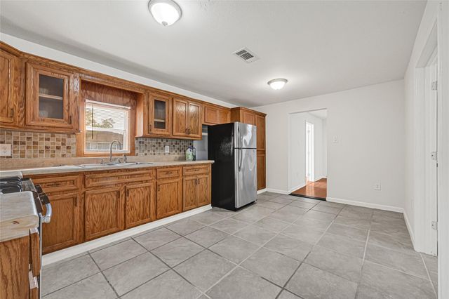 715 N 1st Street, Baytown, TX 77520