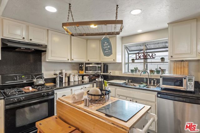 19941 Carmania Lane, Huntington Beach, CA 92646