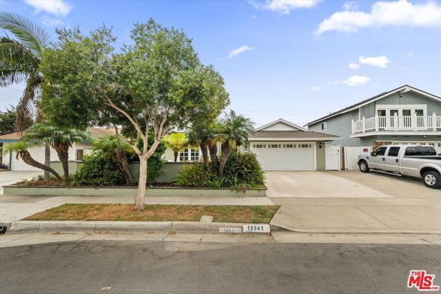 19941 Carmania Lane, Huntington Beach, CA 92646