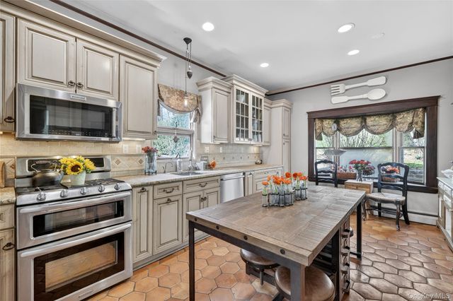 65 Rockledge Drive, Suffern, NY 10901