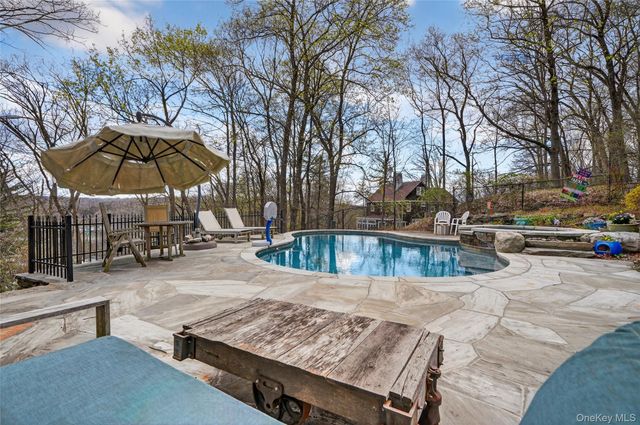 65 Rockledge Drive, Suffern, NY 10901