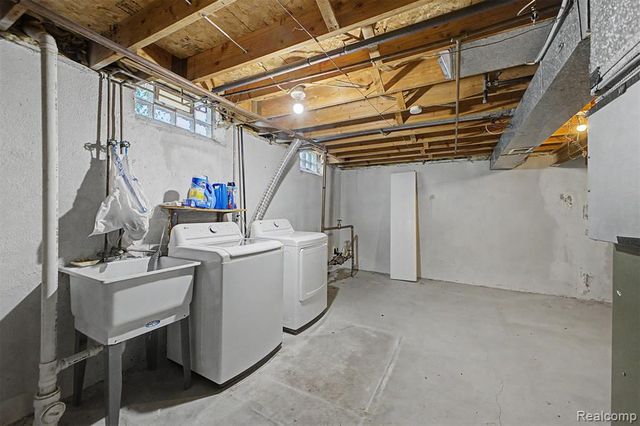 3627 Heritage Parkway, Dearborn, MI 48124