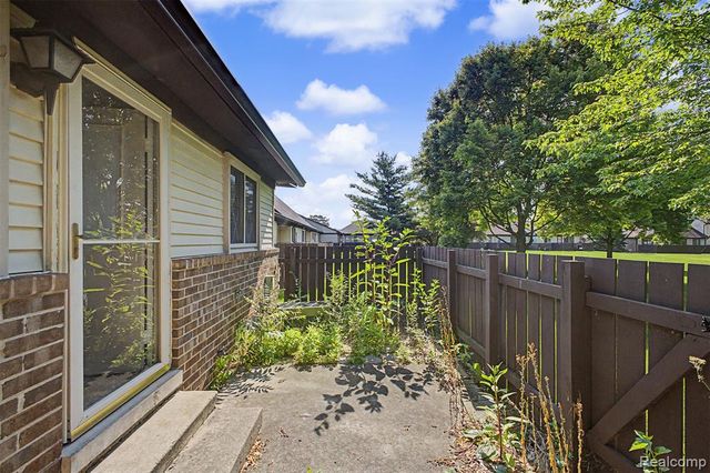 3627 Heritage Parkway, Dearborn, MI 48124
