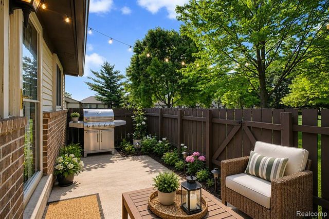 3627 Heritage Parkway, Dearborn, MI 48124