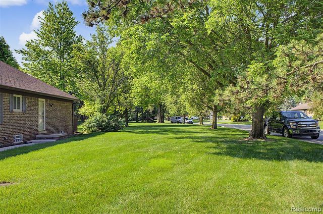 3627 Heritage Parkway, Dearborn, MI 48124