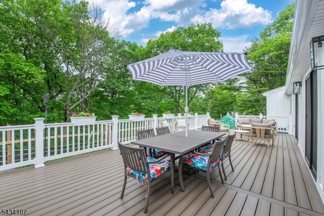 724 Ridge Rd, Kinnelon Boro, NJ 07405
