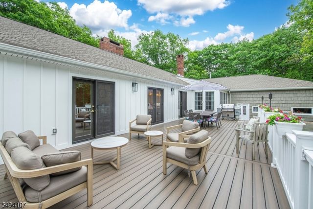 724 Ridge Rd, Kinnelon Boro, NJ 07405