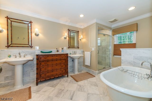 724 Ridge Rd, Kinnelon Boro, NJ 07405