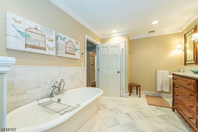 724 Ridge Rd, Kinnelon Boro, NJ 07405