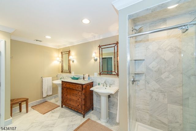 724 Ridge Rd, Kinnelon Boro, NJ 07405