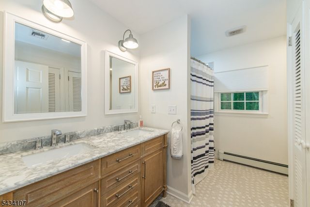 724 Ridge Rd, Kinnelon Boro, NJ 07405