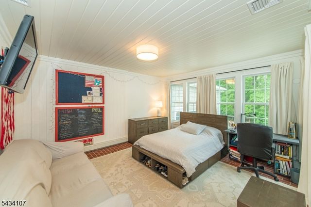 724 Ridge Rd, Kinnelon Boro, NJ 07405