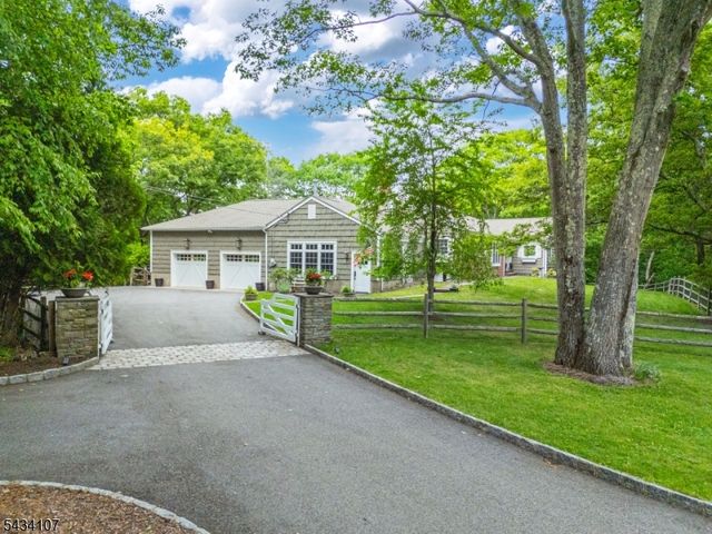 724 Ridge Rd, Kinnelon Boro, NJ 07405